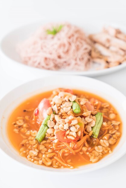 Granaglie di grano intero con maiale arrosto e som som