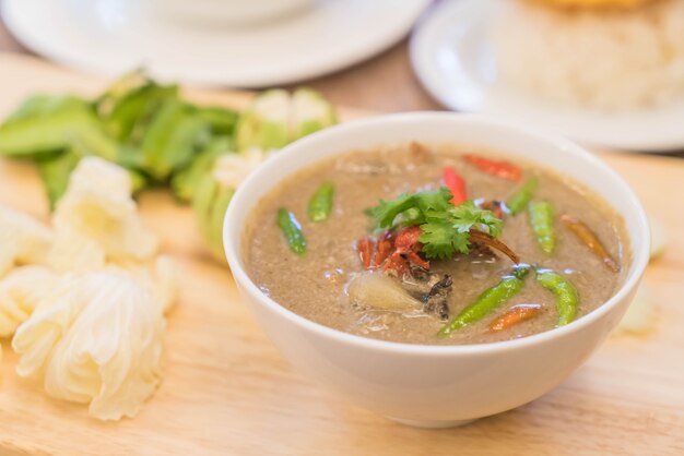 Granchio in zuppa di noci di cocco o stufato di granchio