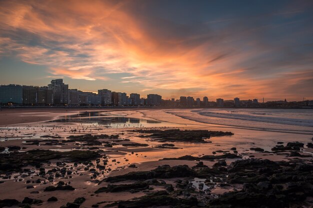 Grandangolo di edifici della città vicino alla riva del mare a Gijon