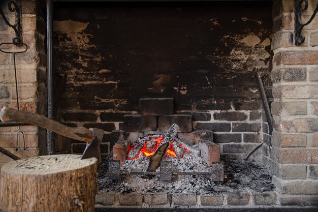 Grande camino con fuoco ardente e oggetti decorativi