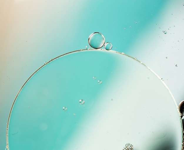 Grande cerchio trasparente rotondo su acqua cristallina