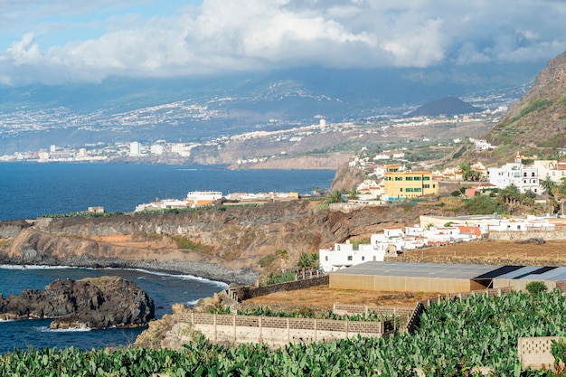 Grande città sul litorale dell'oceano