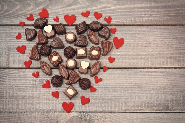 Grande cuore pieno di cioccolatini