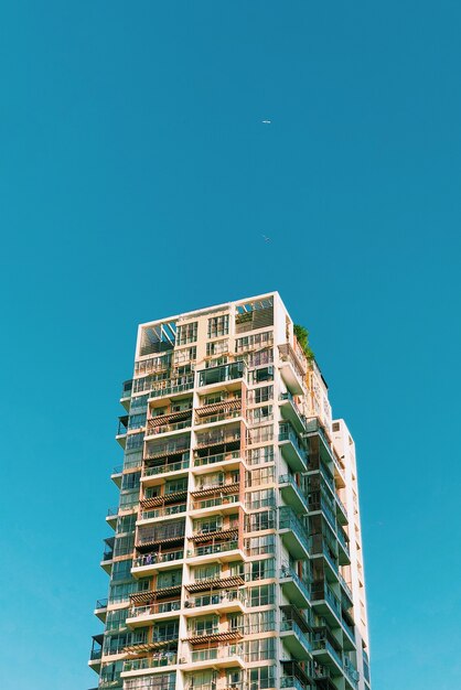 Grande edificio sul cielo blu