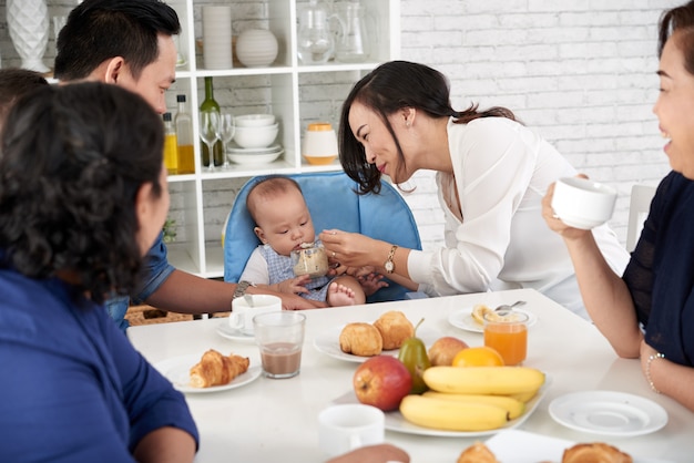 Grande famiglia asiatica al tavolo della colazione