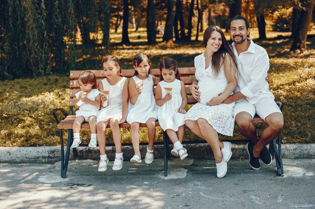 Grande famiglia che gioca in un parco estivo