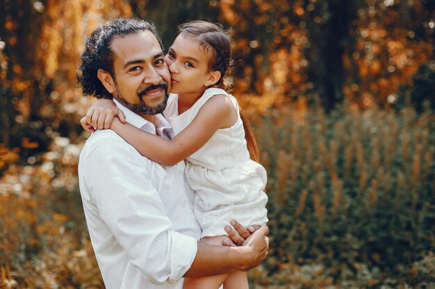 Grande famiglia che gioca in un parco estivo