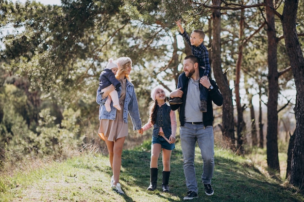 Grande famiglia con bambini insieme nella foresta