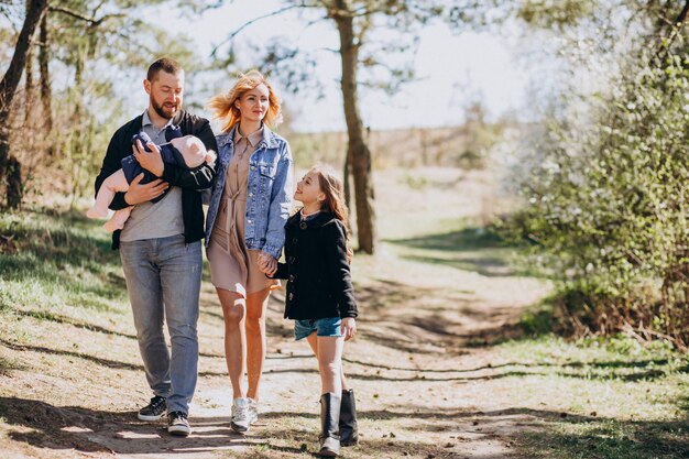 Grande famiglia con bambini insieme nella foresta