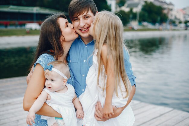 Grande famiglia vicino al lago