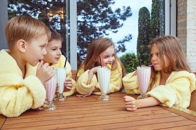Grande gruppo di amici che si divertono con cocktail al latte.