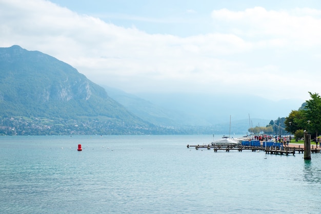 Grande lago intorno alle montagne