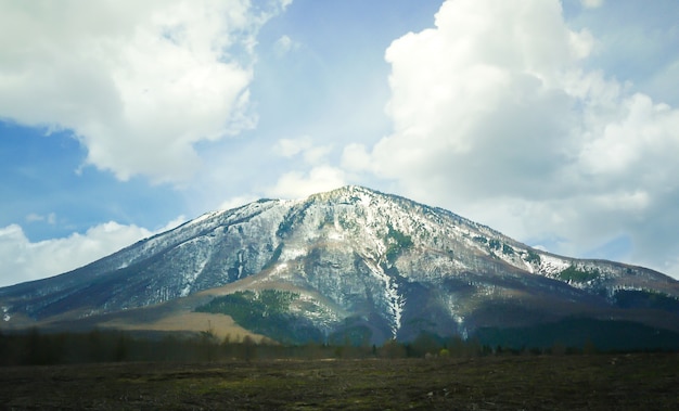Grande montagna con la neve in cima
