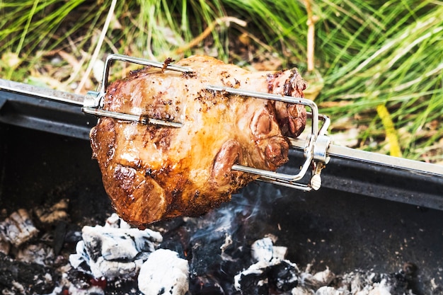 Grande pezzo di carne suina allo spiedo