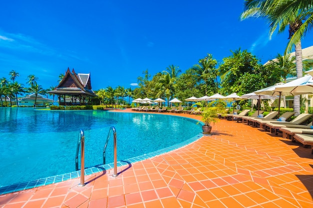 Grande piscina con una piccola casa