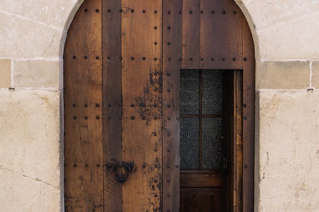 Grande porta di legno