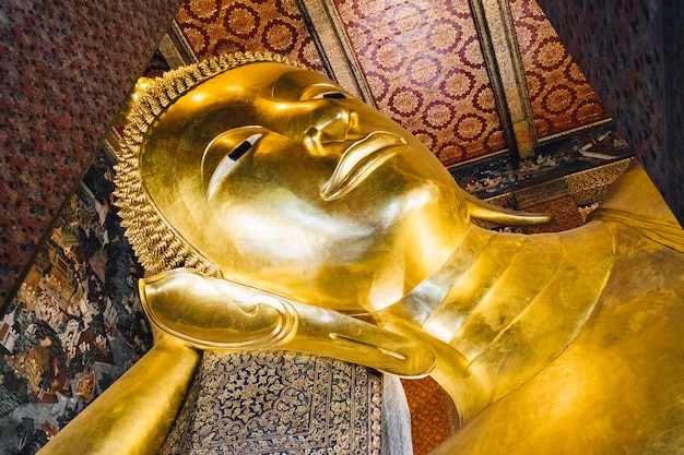 grande statua del buddha dell&#39;oro di sonno al tempio a Bangkok, Tailandia