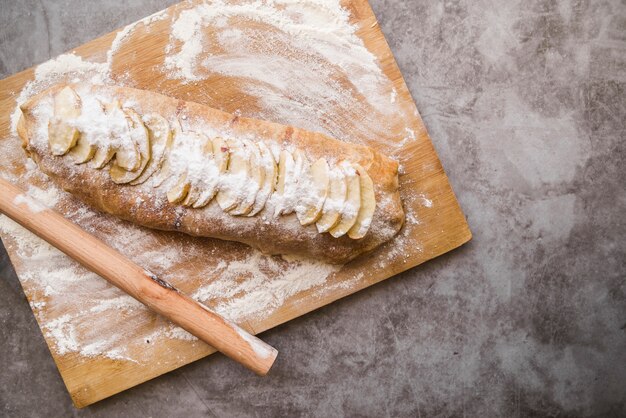 Grande torta di mele sul bordo di legno