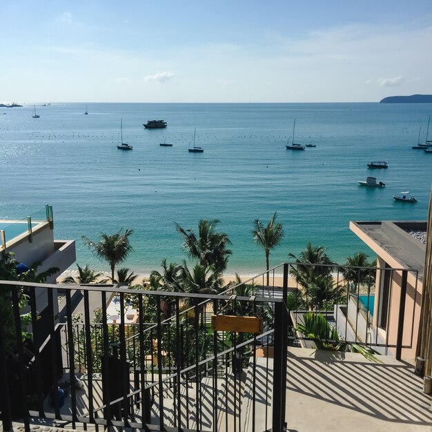 Grandi hotel e palme sulla spiaggia in Thailandia.