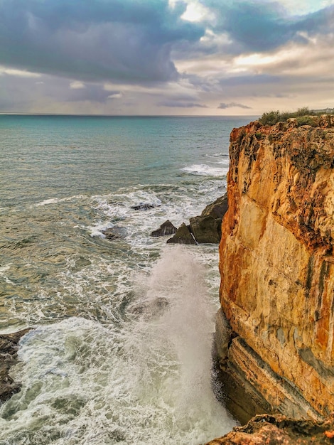 Grandi onde che colpiscono le rocce a Cascais in Portogallo