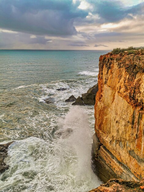 Grandi onde che colpiscono le rocce a Cascais in Portogallo
