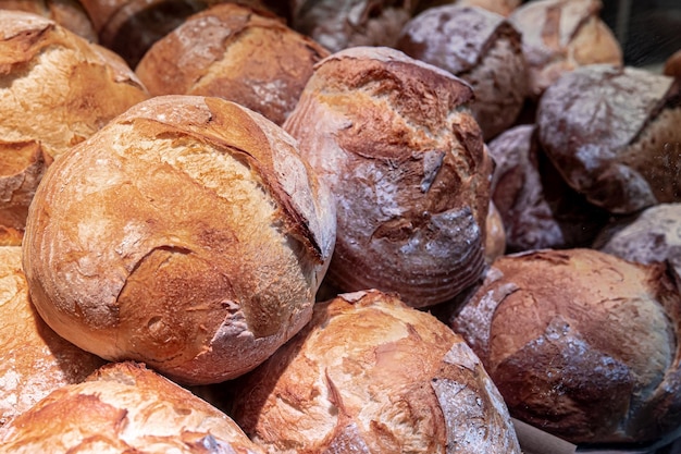 Grandi pagnotte sul bancone di una panetteria