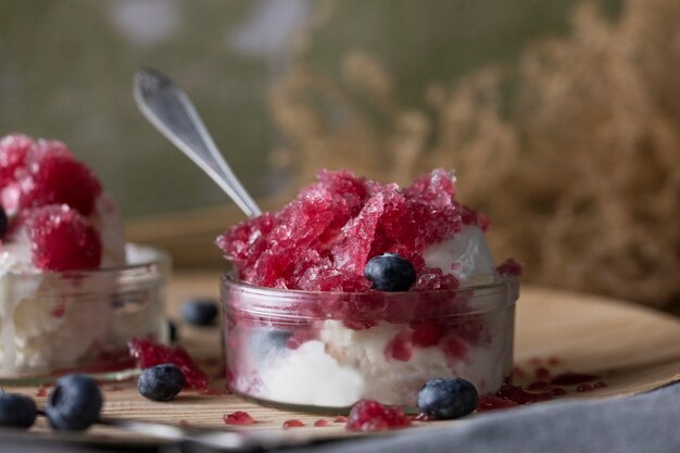 Granita ai mirtilli servita con gelato