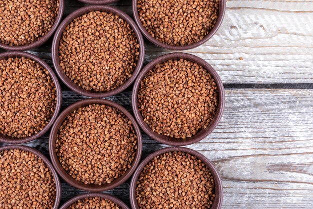 Grano saraceno piatto disteso in ciotole fianco a fianco o. spazio orizzontale per il testo