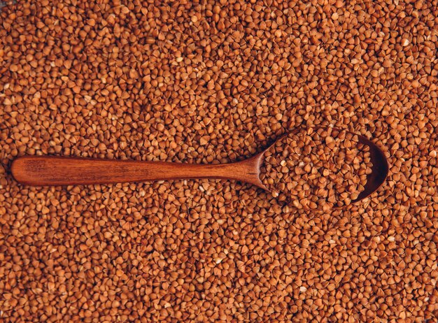 Grano saraceno vista dall'alto in un cucchiaio di legno. orizzontale