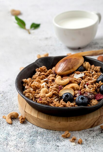 Granola fatta in casa del primo piano pronta per essere servita