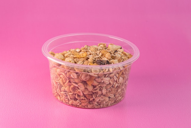 Granola su fondo rosa