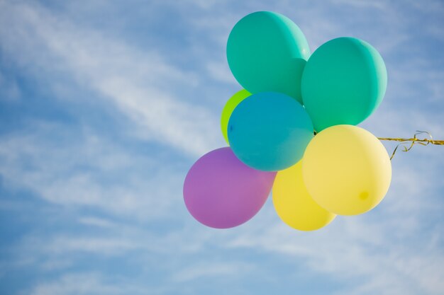 Grappolo di palloncini di colore pastello che galleggia in aria