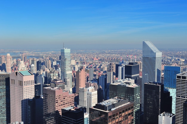 Grattacieli di New York City nel centro di Manhattan vista panoramica aerea nel corso della giornata.