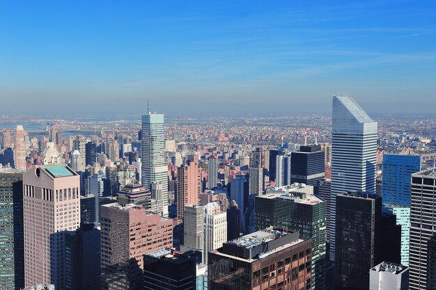 Grattacieli di New York City nel centro di Manhattan vista panoramica aerea nel corso della giornata.