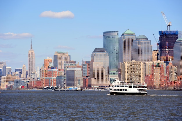 Grattacieli e barca di New York City Manhattan