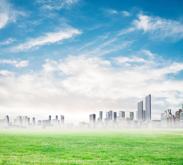 Grattacieli in lontananza in un giorno di nebbia