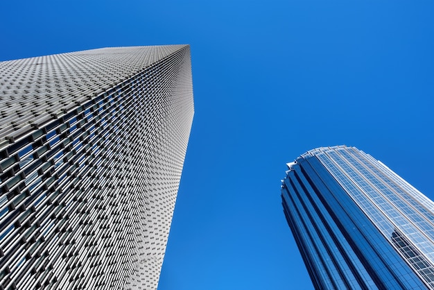 Grattacieli moderni con facciate in metallo e vetro