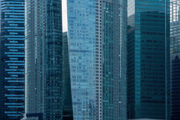 Grattacieli moderni coperti di finestre blu nel quartiere centrale degli affari di Singapore