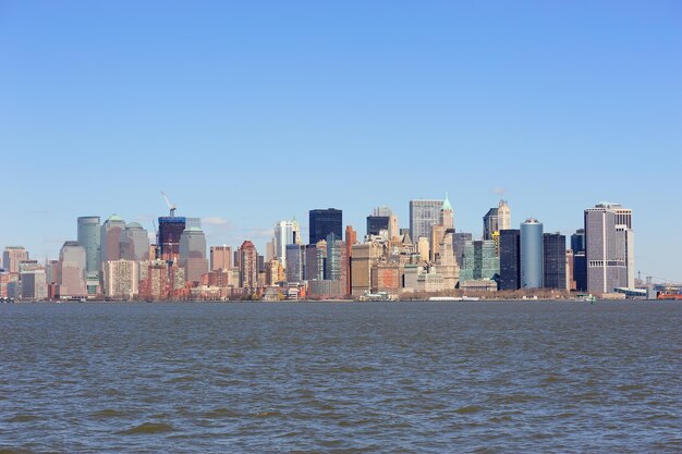 Grattacieli urbani del centro di New York City Manhattan sul fiume.