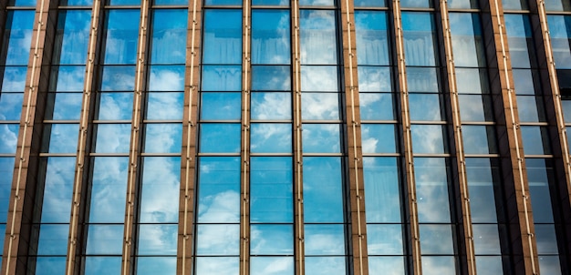 Grattacielo con facciata in vetro. Edificio moderno.