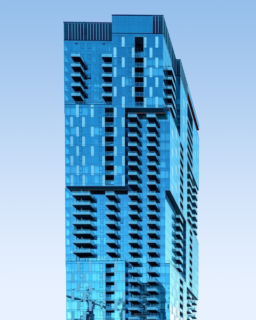 Grattacielo di vetro blu sotto il cielo blu chiaro