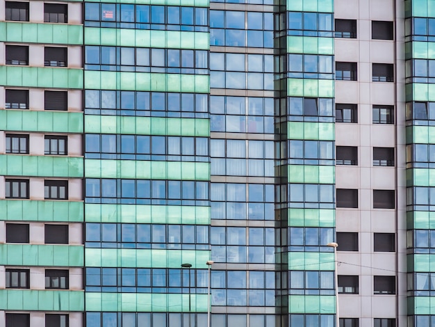 Grattacielo in stile moderno con finestre blu e verdi