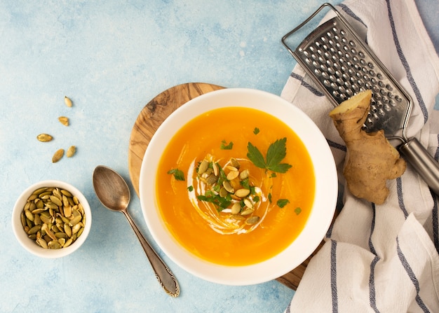 Grattugia e semi di zuppa di crema vista dall'alto