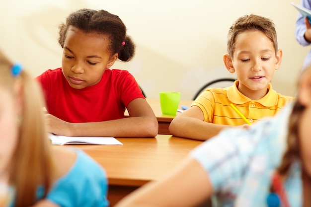 Gravi gli studenti in classe di disegno