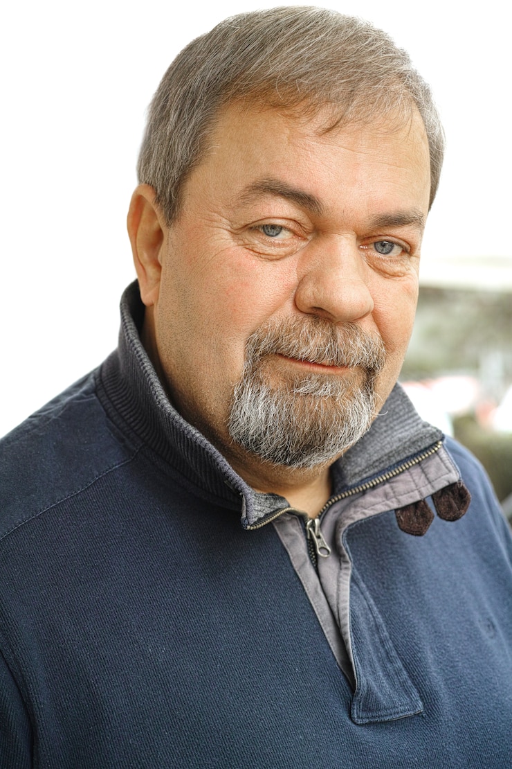 Foto gratuito gravi vecchio