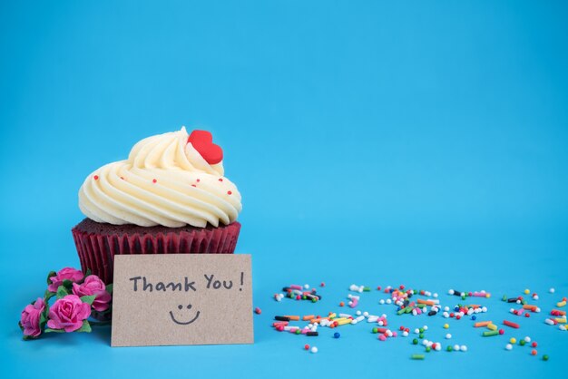 Grazie di nota con cupcake e fiori rosa rosa bouquet