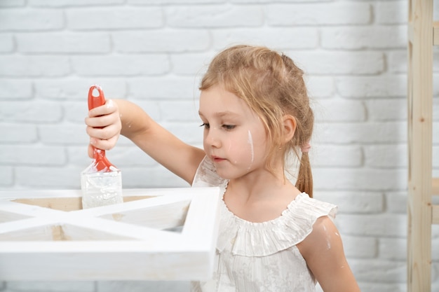 Grazioso porta pittura per bambina in colore bianco