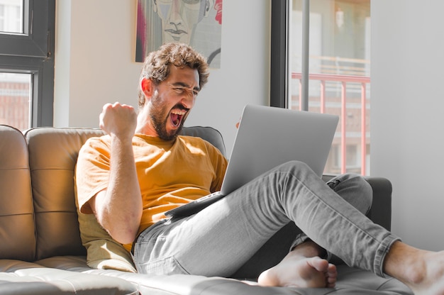 gridando in modo aggressivo con un'espressione arrabbiata o con i pugni chiusi per celebrare il successo