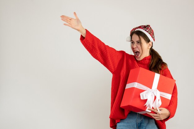 gridò ragazza con cappello santa tenendo presente in piedi su bianco