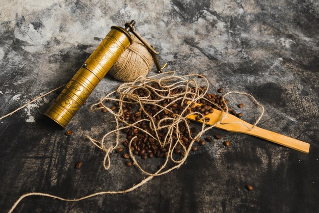 Grinder e filo vicino a chicchi di caffè